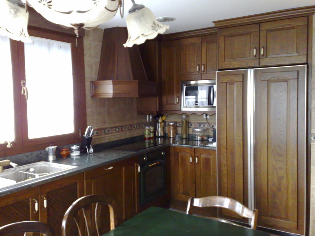 Reforma Cocina con puerta de madera en Zaragoza
