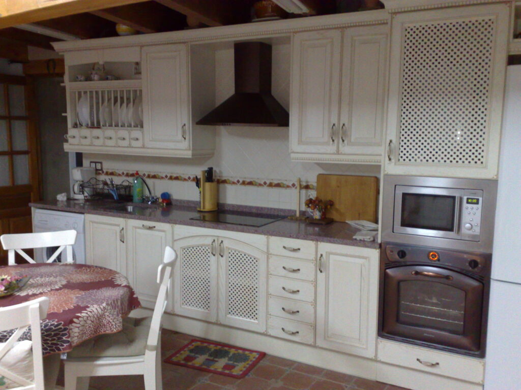 Reforma Cocina con puerta de madera en Zaragoza