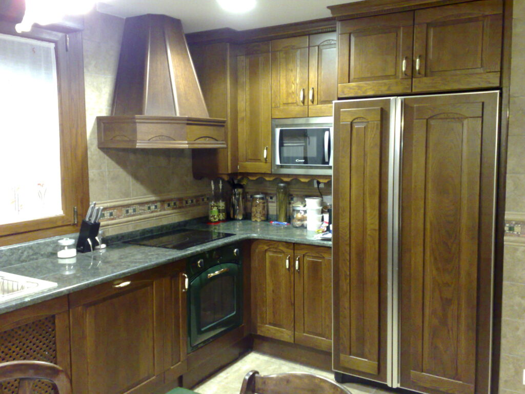 Reforma Cocina con puerta de madera en Zaragoza
