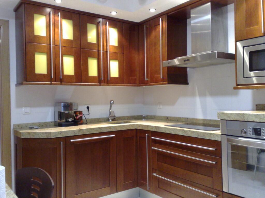 Reforma Cocina con puerta de madera en Zaragoza