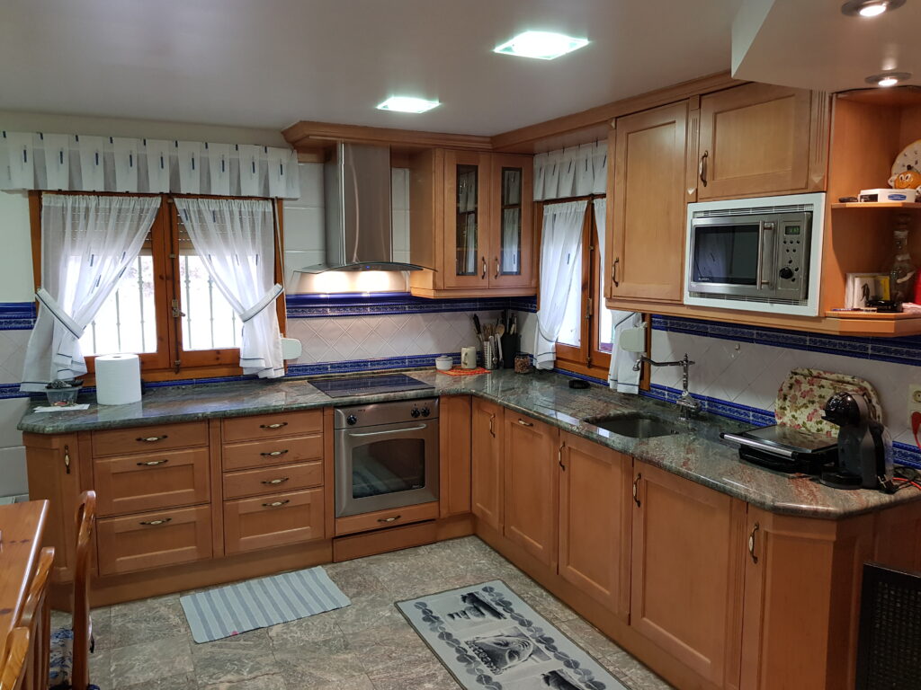 Reforma Cocina con puerta de madera en Zaragoza