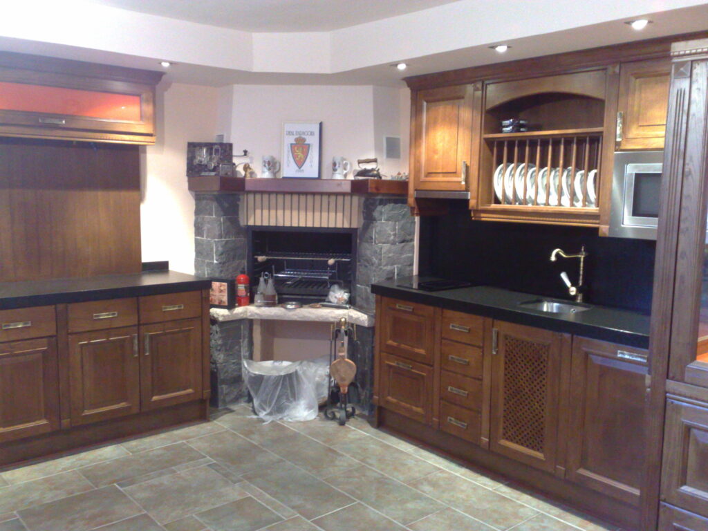 Reforma Cocina con puerta de madera en Zaragoza