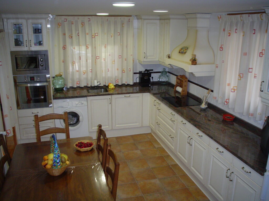 Reforma Cocina con puerta de madera en Zaragoza