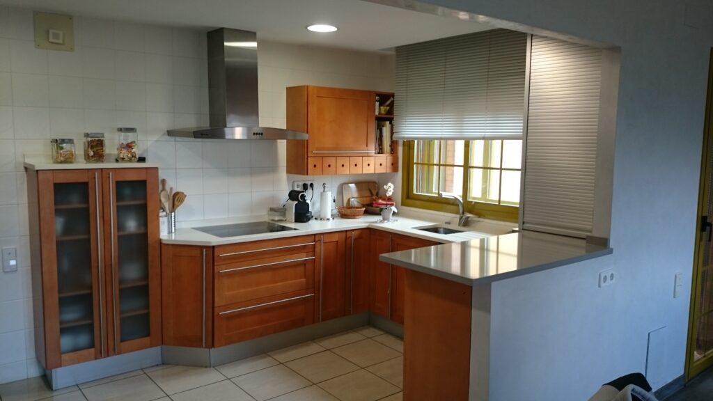 Reforma Cocina con puerta de madera en Zaragoza
